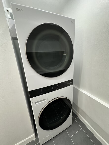 LG Washtower washer/dryer - 4800 N Stanton St