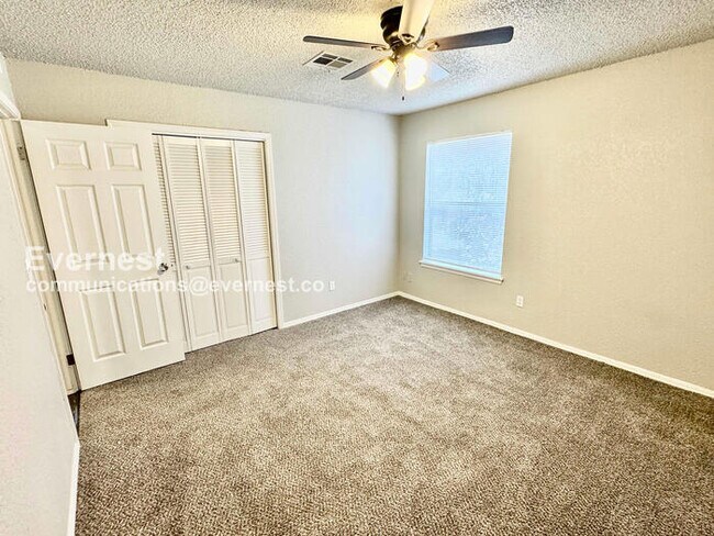 Building Photo - 3 Bed, 2 Bath Home with Garage / Pet-Friendly / Available Now!