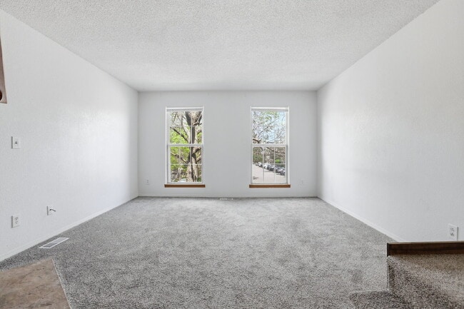 Building Photo - $2,045.95 - 2 Bed, 1.5 Bath Townhome in Centennial with Pool Access