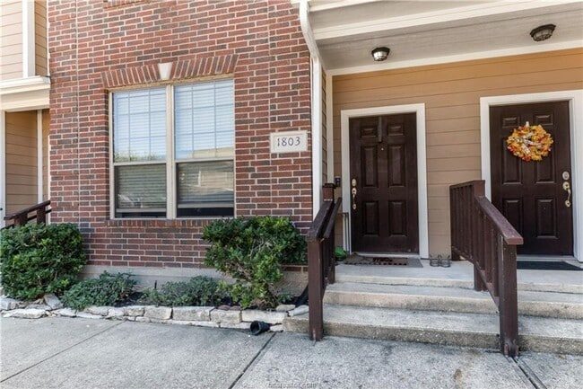 Building Photo - August 2026 Pre-Lease!! Cute 2/2.5 Condo Close to Campus!!