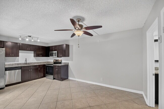Building Photo - 744 Springdale Cir