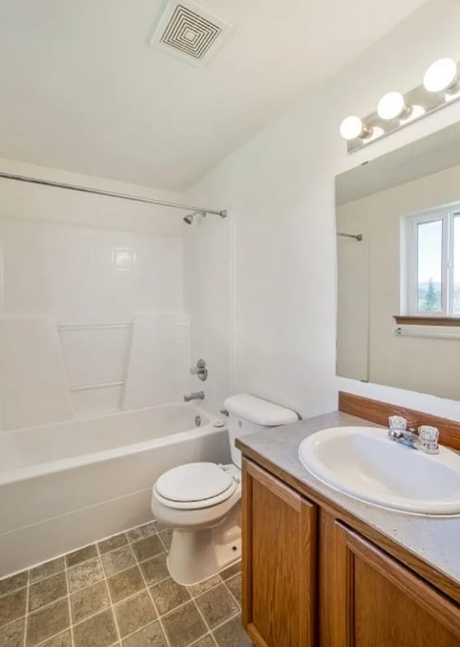 Building Photo - Spacious 3BD 2BA