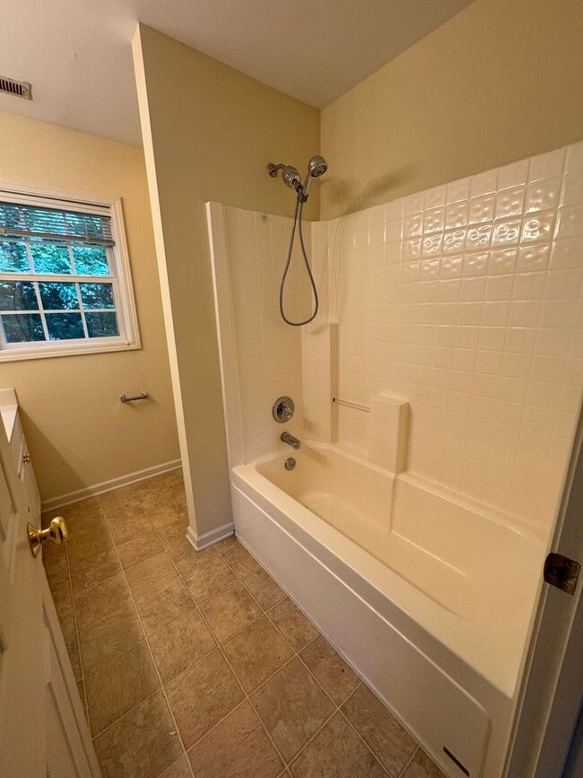 Building Photo - $1,150 | 2BR/1.5BA End Unit Townhouse – Sp...