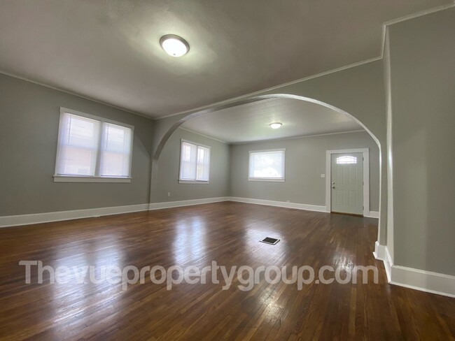 Building Photo - Fully Remodeled 2 bedroom Beauty with Spac...
