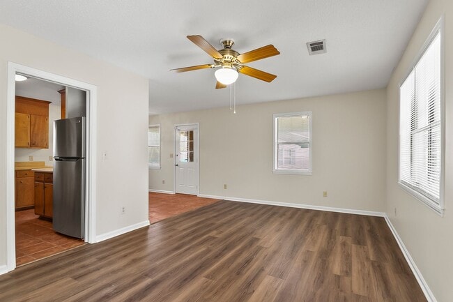 Building Photo - 2BR/1BA Duplex in Coker – Available Now