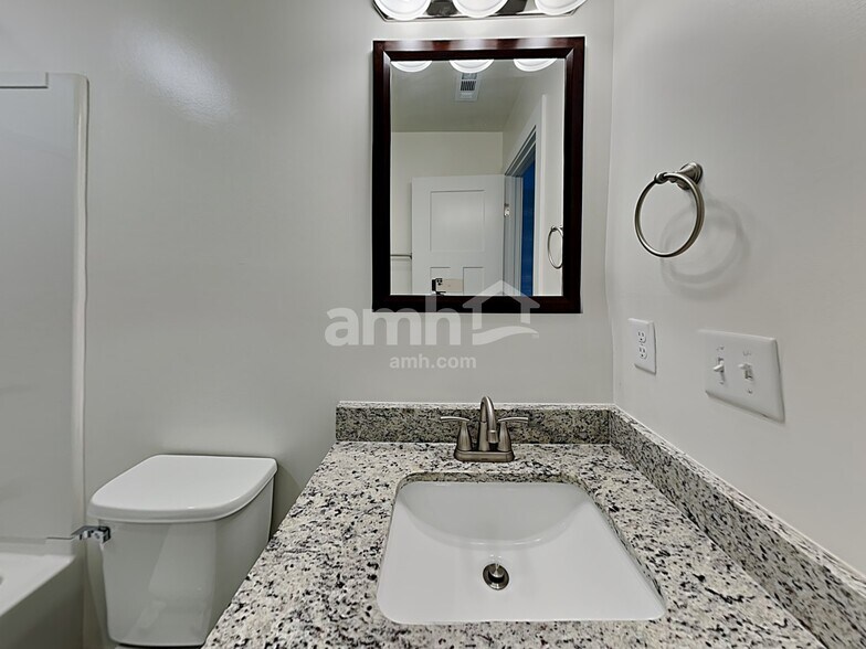 Building Photo - 136 Thames Valley Dr