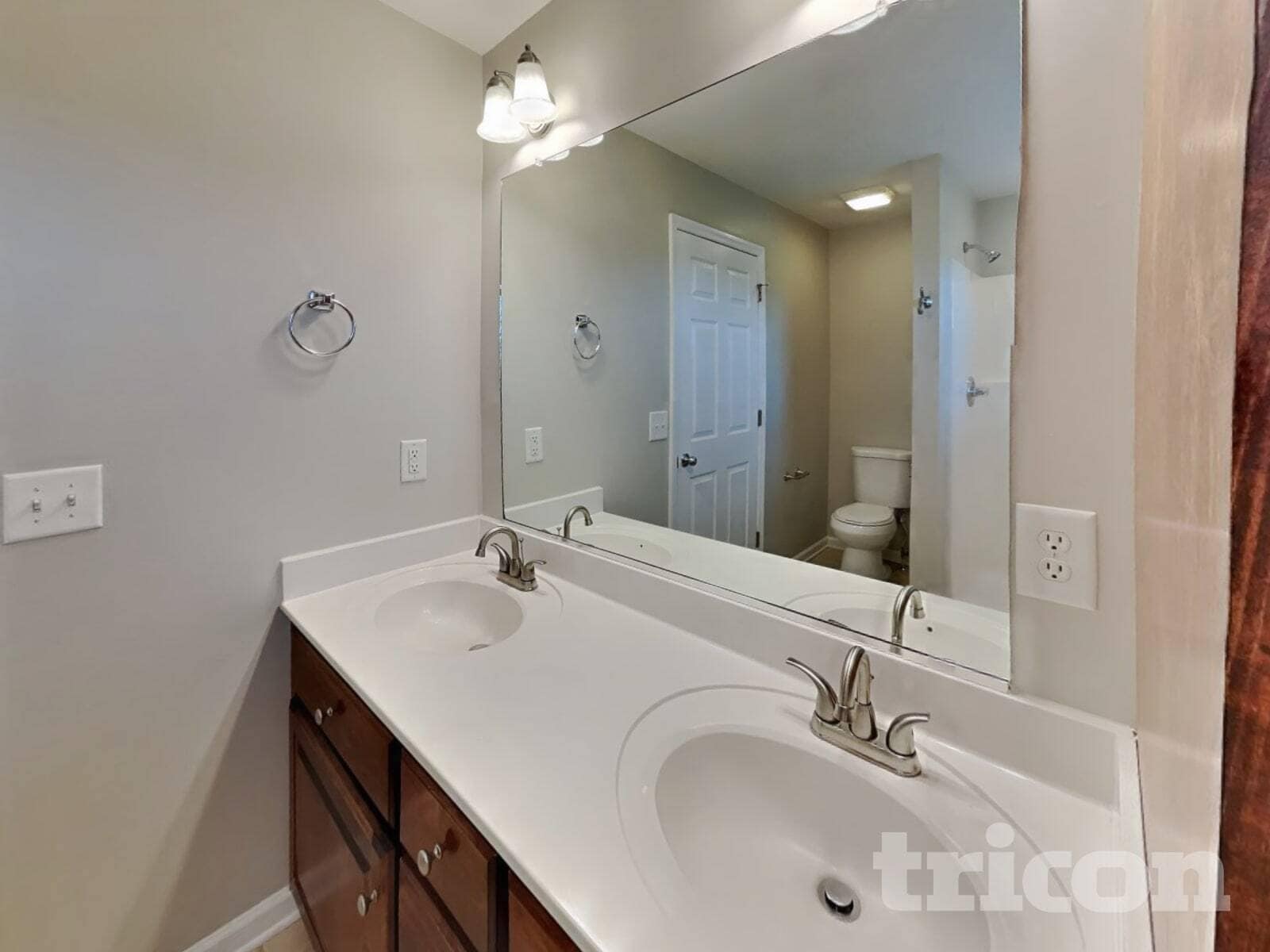 Building Photo - 703 Maple Ct