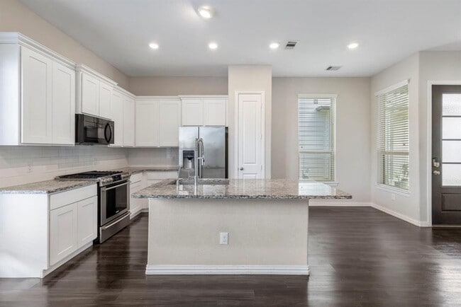 Building Photo - 5021 Lehman Oaks Dr