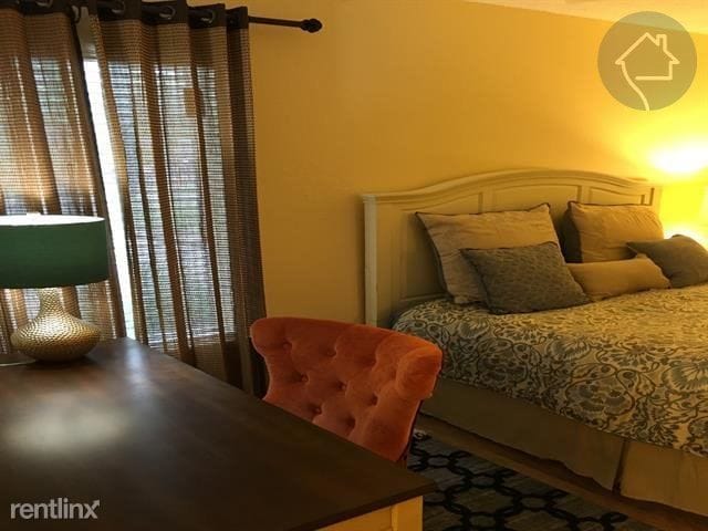 Building Photo - 302 W 38th St