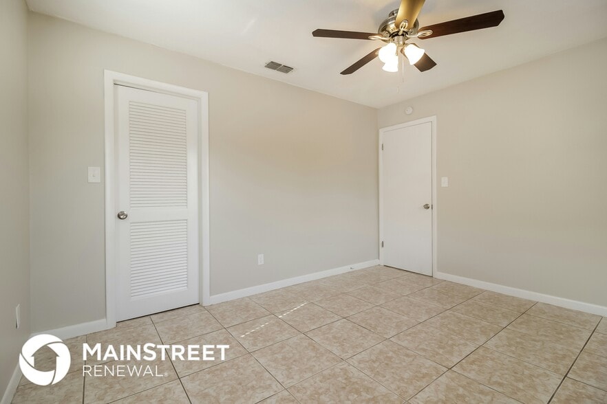 Building Photo - 215 Lochmond Dr