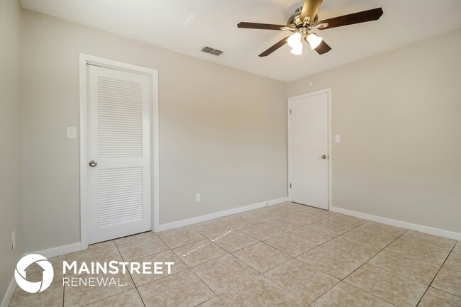 Building Photo - 215 Lochmond Dr