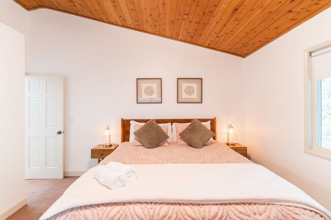 Building Photo - Stunning Lodge Near Beautiful Lake Gregory