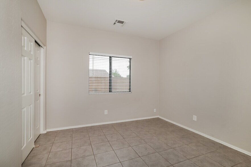 Building Photo - 2547 W Lynne Ave