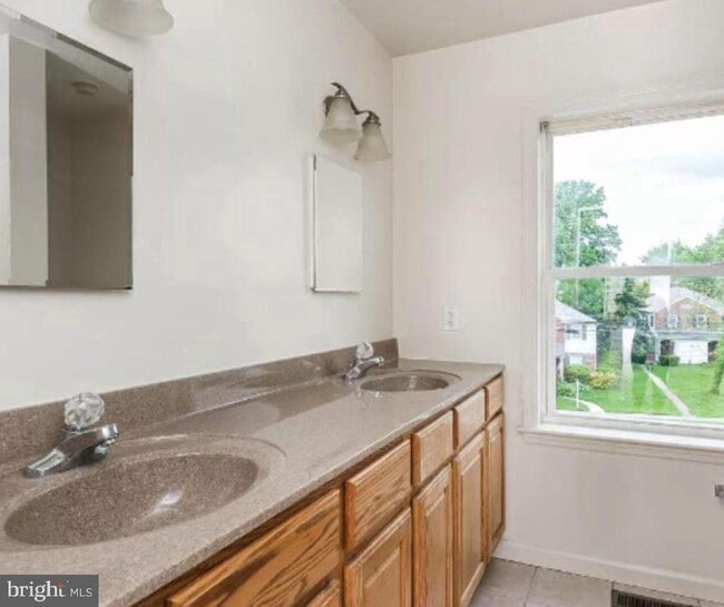 Building Photo - 5237 Crowson Ave