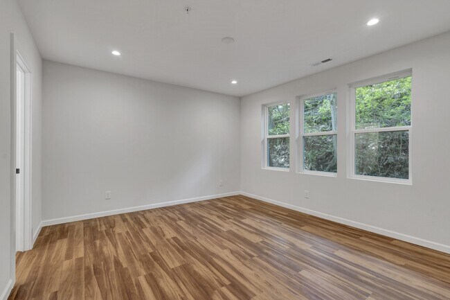 Primary Bedroom - 103 Brookhollow Dr