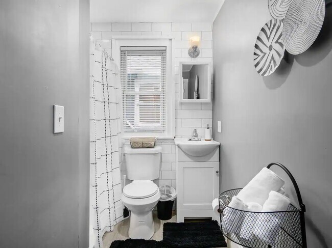 Building Photo - 363 E Gates St