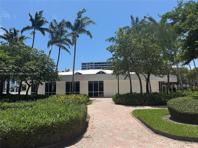 Building Photo - 2500 Parkview Dr