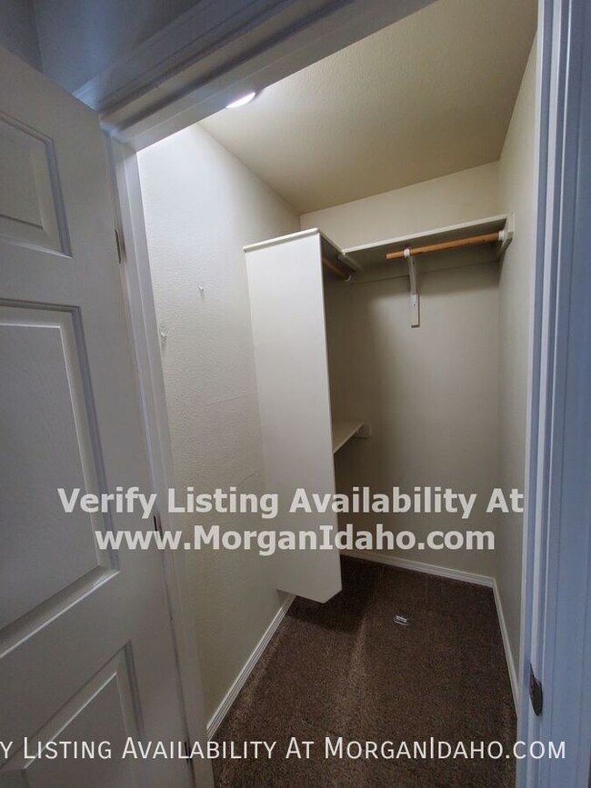 Building Photo - Convenient Boise Bench location w/ dual ma...