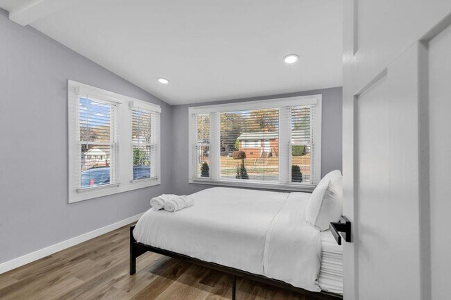 Building Photo - 830 Parkwood Ave