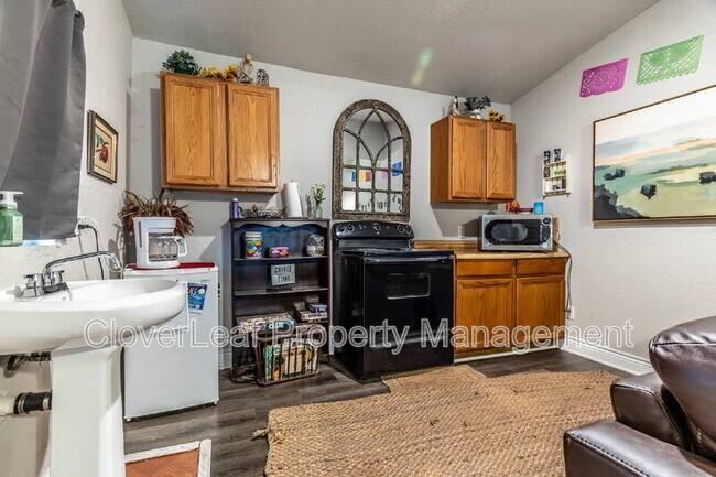 Building Photo - 432 E Drexel Ave