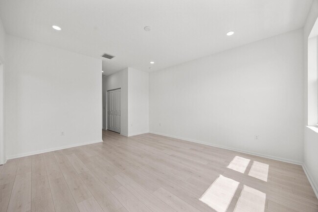 Building Photo - 4520 Longwood Lk Sq