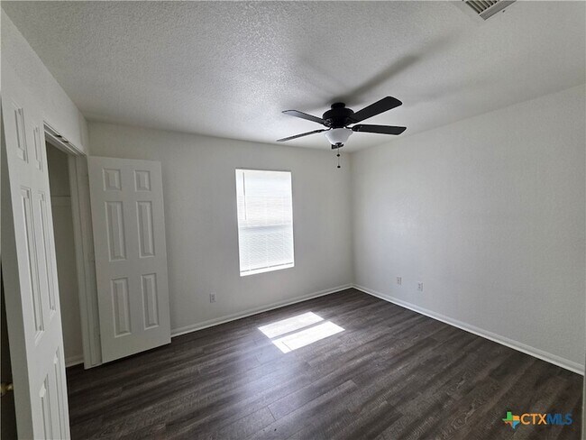 Building Photo - 2402 Mikulec Dr