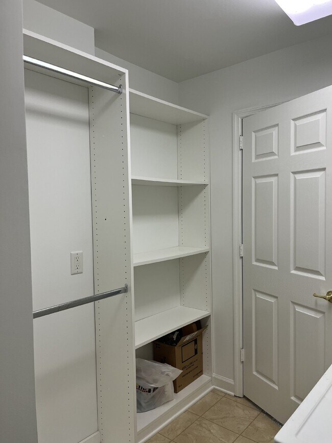 Building Photo - 1622 Brentwood Pointe
