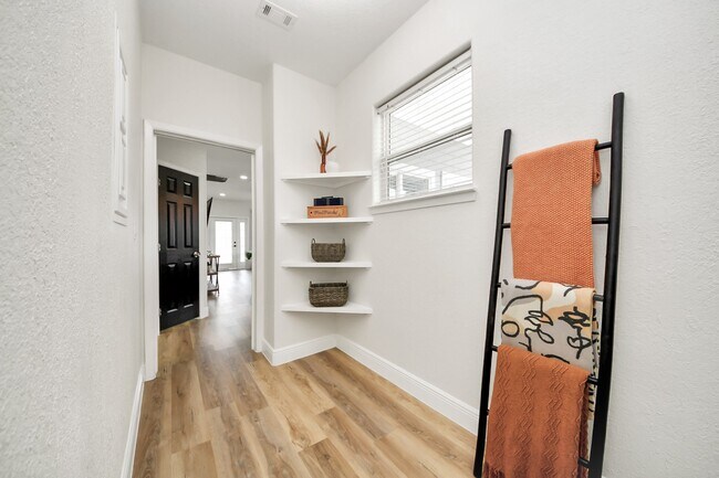 Building Photo - 710 Kipp Ave