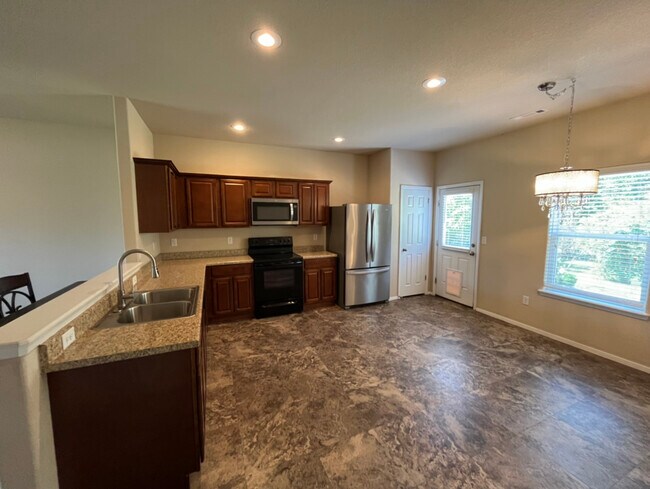 Building Photo - 906 SW Green World St