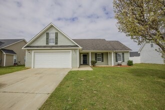 Building Photo - Charming 3 Bed, 2 Bath Rental Home in Raeford, NC - Don't Miss Out!