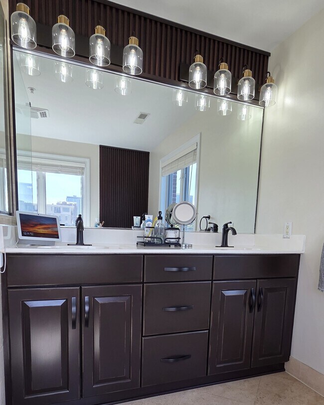 Building Photo - 1515 N Van Buren St