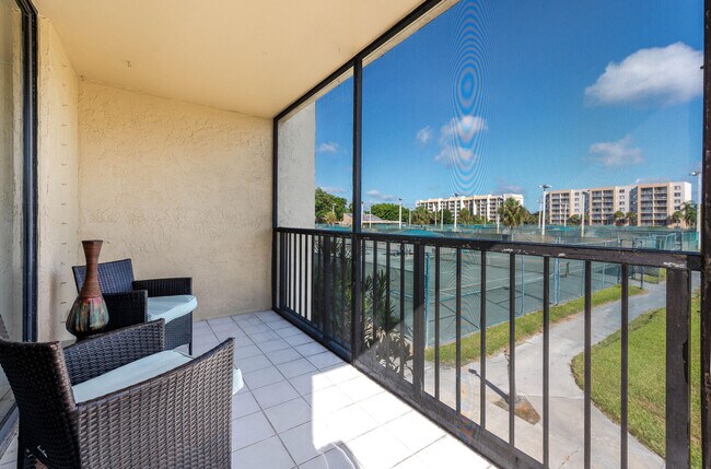 Building Photo - 2828 Tennis Club Dr