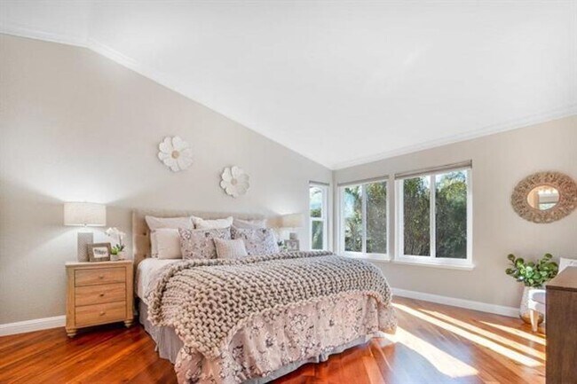 Building Photo - Fully remodeled home, Pet friendly with A/...
