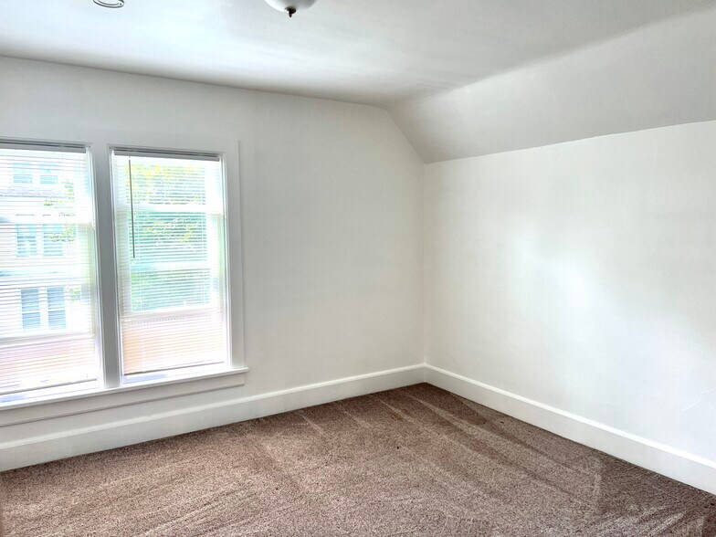 Building Photo - 27 Reed St