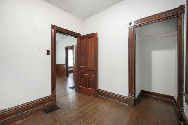 Building Photo - NEW LISTING -5 BEDROOM HOUSE!