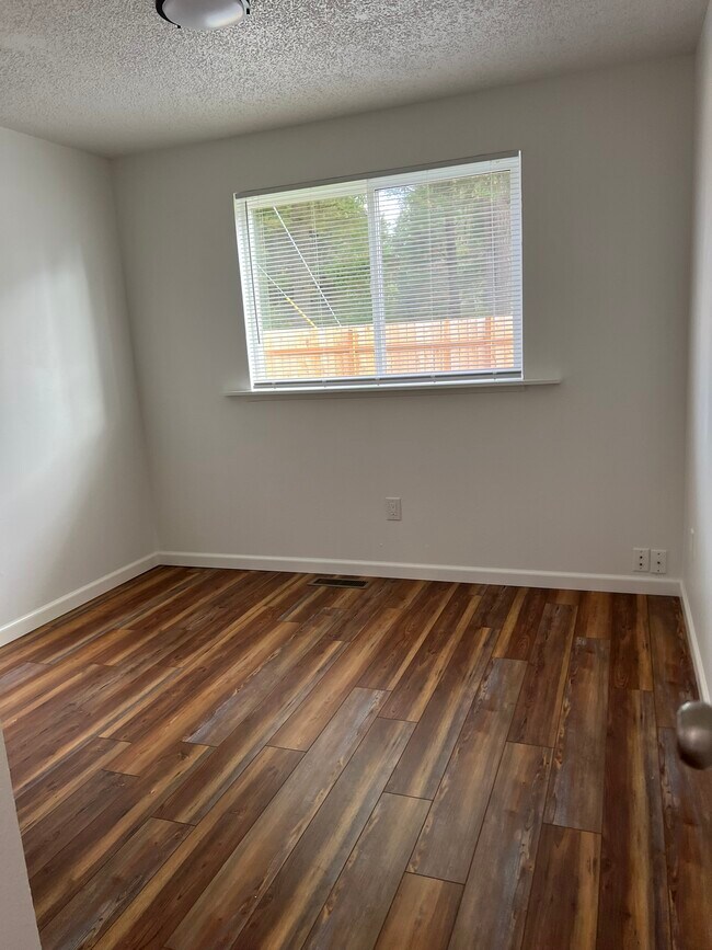 Building Photo - 2394 Lodgepole Dr SE
