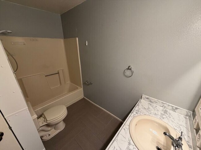 Building Photo - Convenient 2/2 Orlando Condo – Water & Garbage Included!