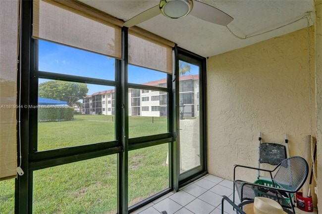 Building Photo - 9410 N Hollybrook Lake Dr