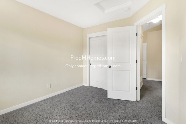 Building Photo - Spacious Three-Bedroom Condo Awaits in Des...