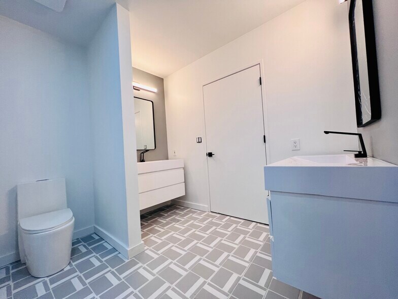 Building Photo - 323 Gross St