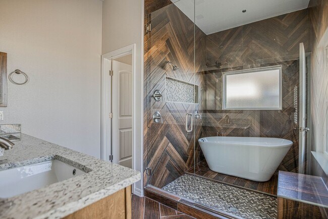 Building Photo - Eastside area for Short or Long Term Rental(Completely Furnished) Beautiful 4 bed/2 baths