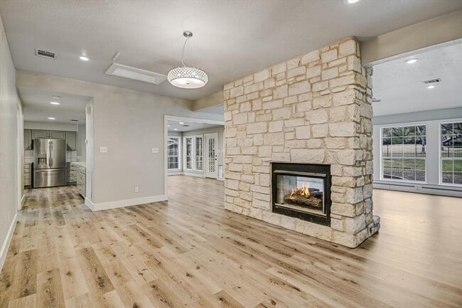 Building Photo - 11 Brookhollow Dr