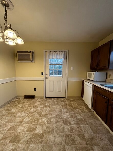 Building Photo - 817 N Rogers Ave