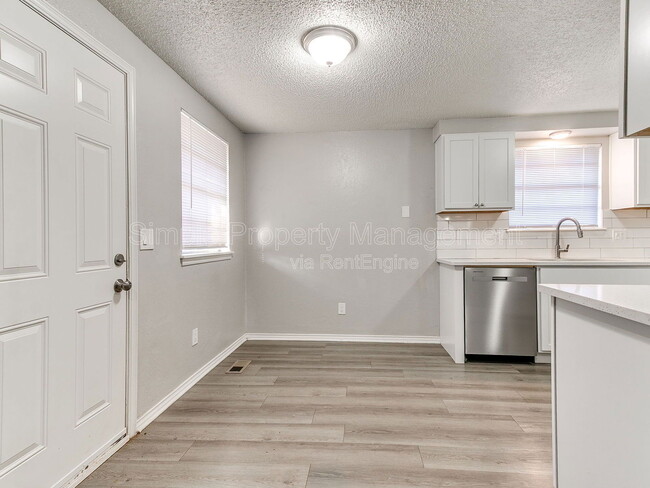 Building Photo - 606 Elmwood Dr