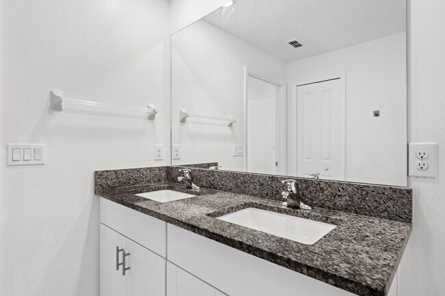 Building Photo - Like New 3/2 in Wimauma