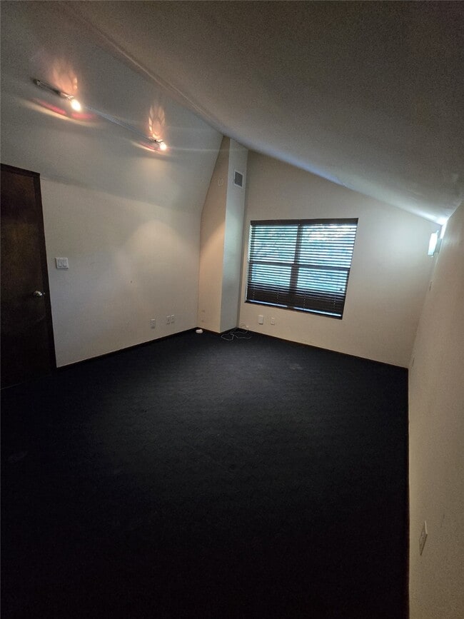 Building Photo - 3231 Hemingway Dr