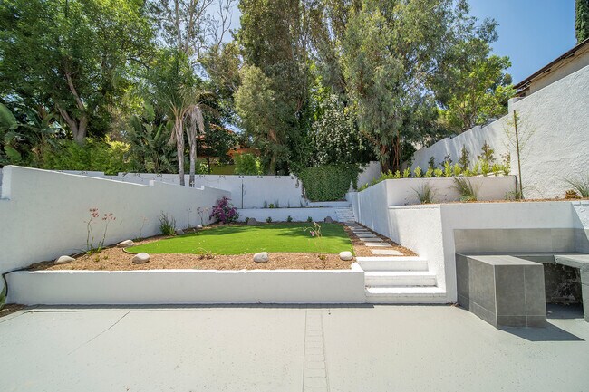 Building Photo - 9455 Hillhaven Ave