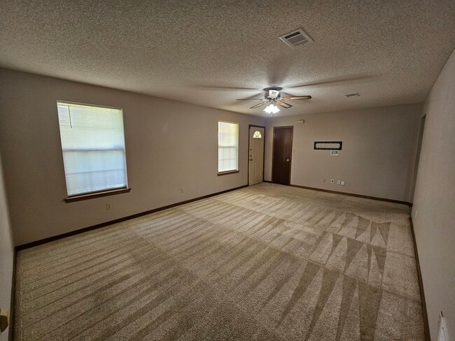 Building Photo - 7854 Pleasant Oaks Ave