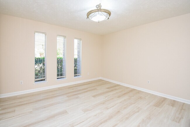 Building Photo - 2835 Pepperwood Dr