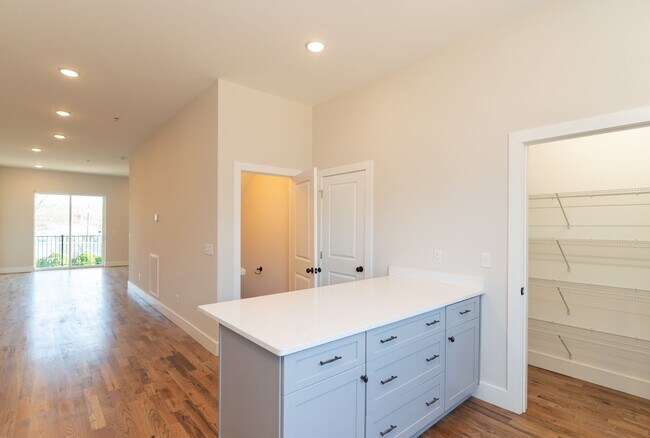Building Photo - Modern 4 Bedroom Townhome in Southside Chattanooga